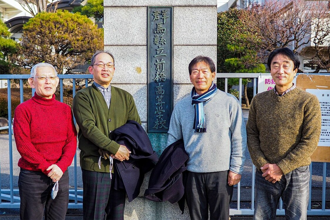 久しぶりに前橋高校の校門前に集ったメンバーら。左から相澤雄司さん（右翼手）、川北茂樹さん（三塁手）、松本稔さん（投手）、堺晃彦さん（遊撃手）（筆者撮影）