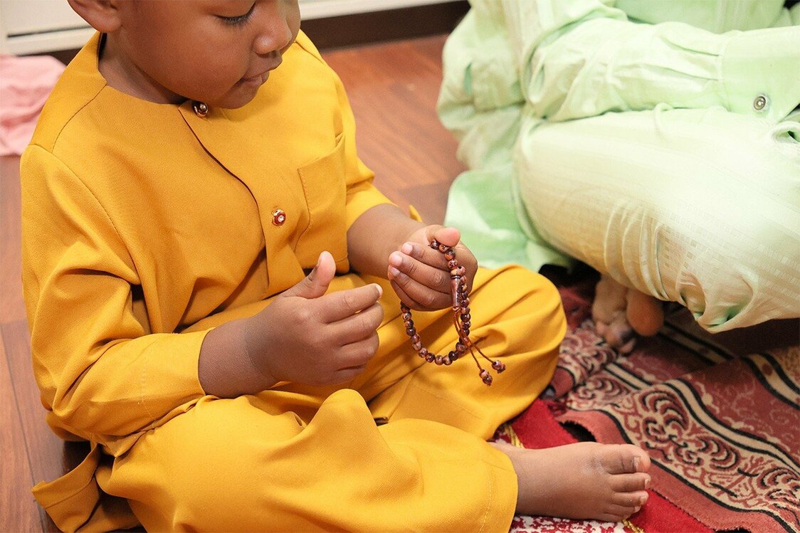 Le fils apprend le dhikr (chanter le nom de Dieu).