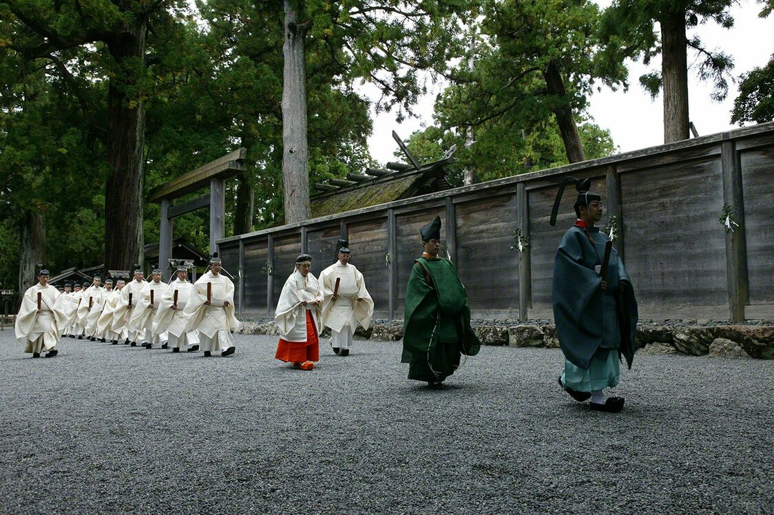 10月16日　神尝祭。向神灵献上最新收获谷物以示感谢的祭祀仪式