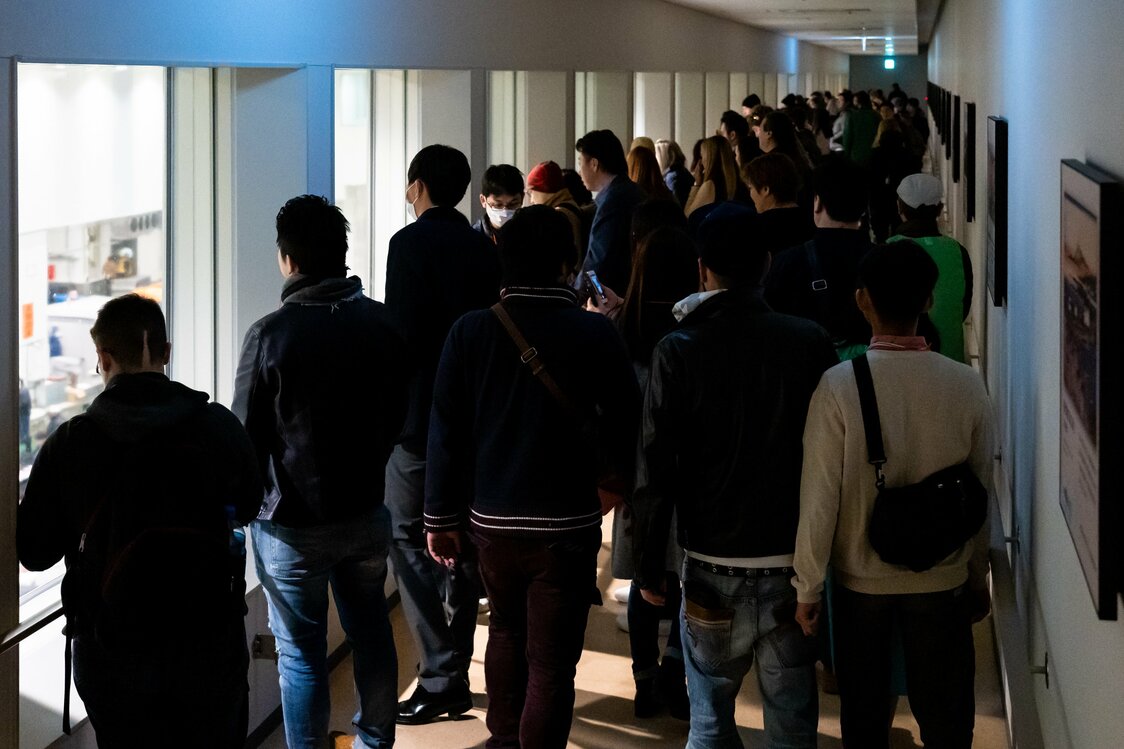 La pasarela del primer piso ofrece una plataforma de observación para las subastas de atún. En la pared de la derecha hay fotografías que ilustran la historia del mercado.