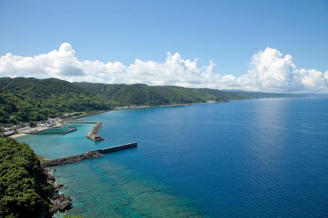 从茅打Banta（国头村）的瞭望台眺望山海绝景 ©OCVB