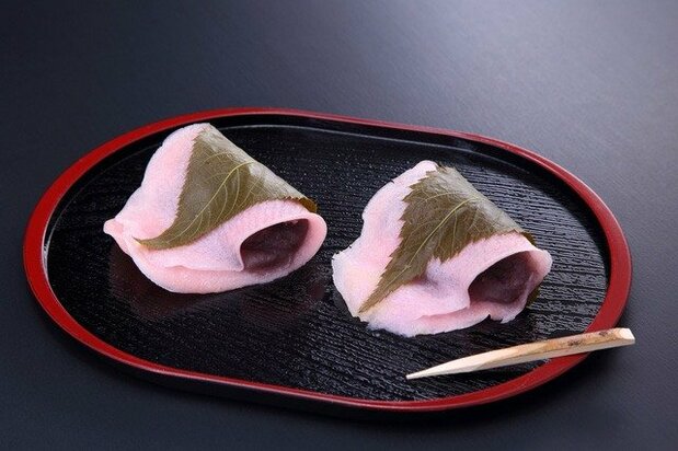 細豆沙餡櫻餅。3月3日女兒節時食用