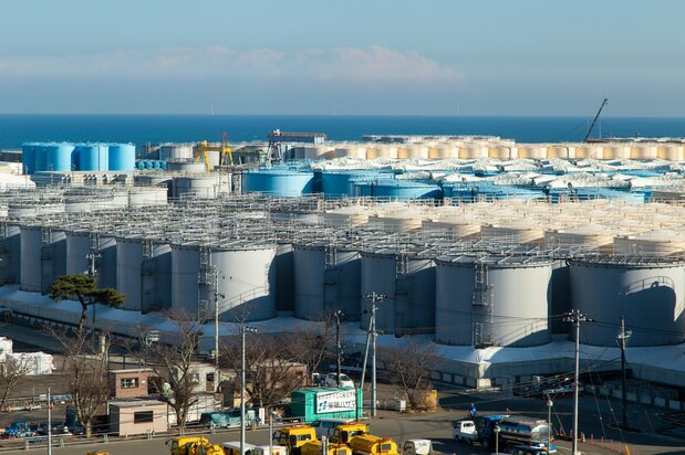 処理水を保管するタンクが林立する。新たなタンクを建設する敷地の余裕は少なくなってきている