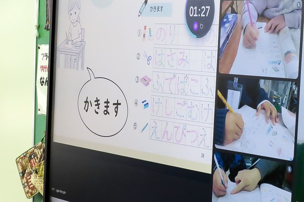 Dans les cours en ligne, les caméras sont pointées sur les mains des élèves afin que les enseignants puissent suivre en temps réel leur progression. (© Tanaka Keitarô)