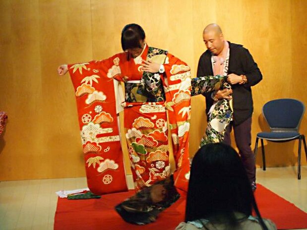 红白歌会表演者穿着的“大振袖”和服