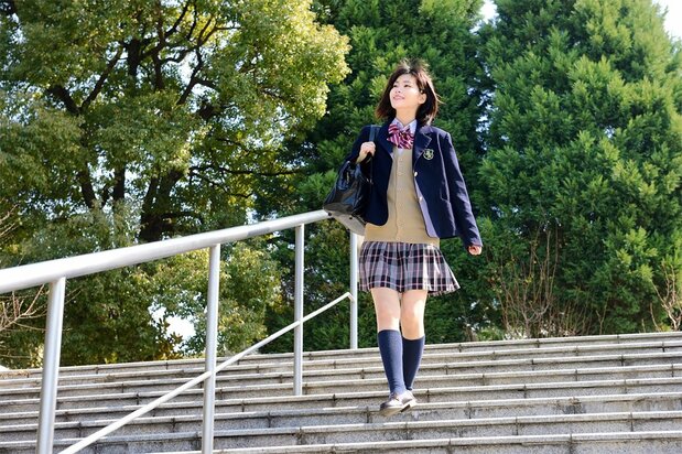 最近人気があるのはより知的に見える「ブレザータイプ」の制服（PIXTA）