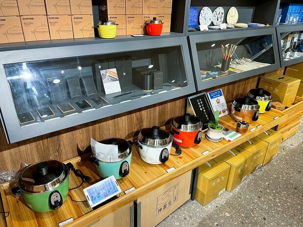 店内には台湾の家電製品も並ぶ。レトロなスタイルで人気の「大同電鍋」もあった