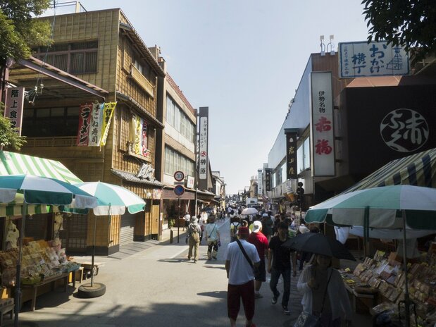 Leaving the Naikū (Inner Shrine) area for Oharaimachi. At upper right is a sign indicating that Okage-yokochō is a three-minute walk from this location.