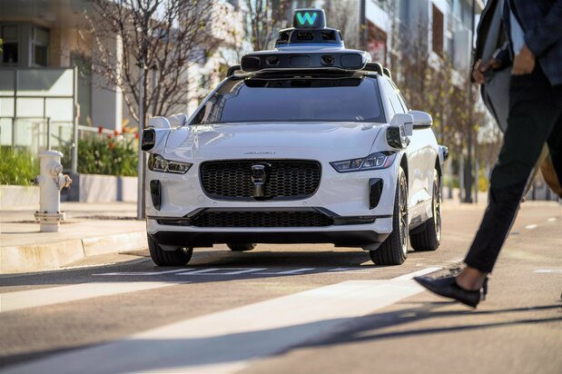 ウェイモのロボット・タクシーはジャガーの電動SUV「I-PACE」をベースとし、フェニックス、サンフランシスコ、ロサンゼルスの一部エリアで運行される ©WAYMO