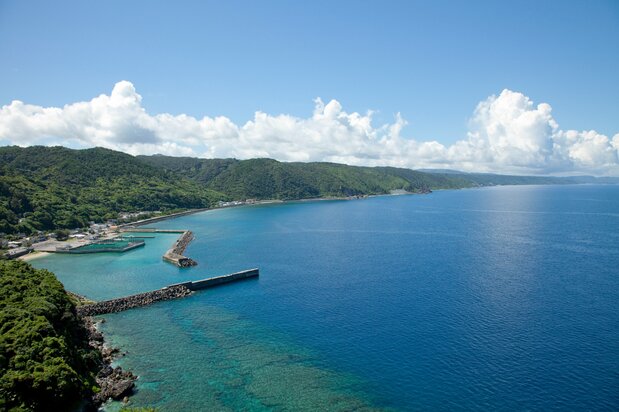 从茅打Banta(国头村)的瞭望台眺望山海绝景 ©OCVB