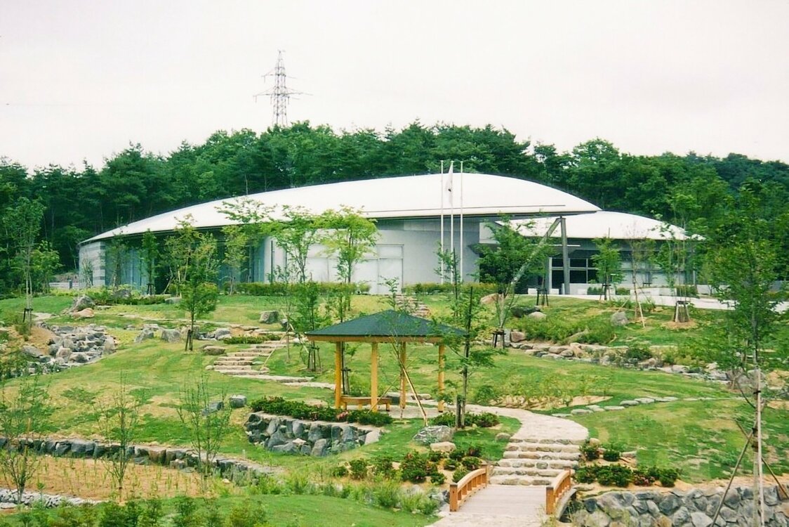 広大な「東ヶ丘公園」内に建つ博物館　写真提供：南相馬市博物館