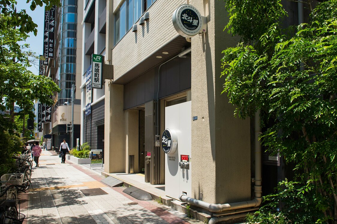 JR馬喰町駅に直結するビル内にある