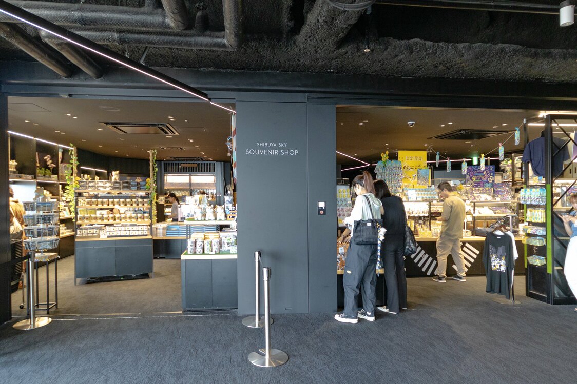 观景回廊的终点是“SHIBUYA SKY SOUVENIR SHOP”，这里有许多独特的原创商品可供选择