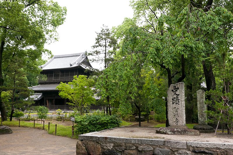 禅寺の七堂伽藍配置をとどめている境内は国指定の史跡。