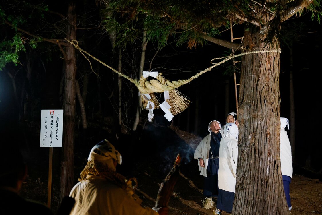 結界の注連縄（しめなわ）を付け替えて入山