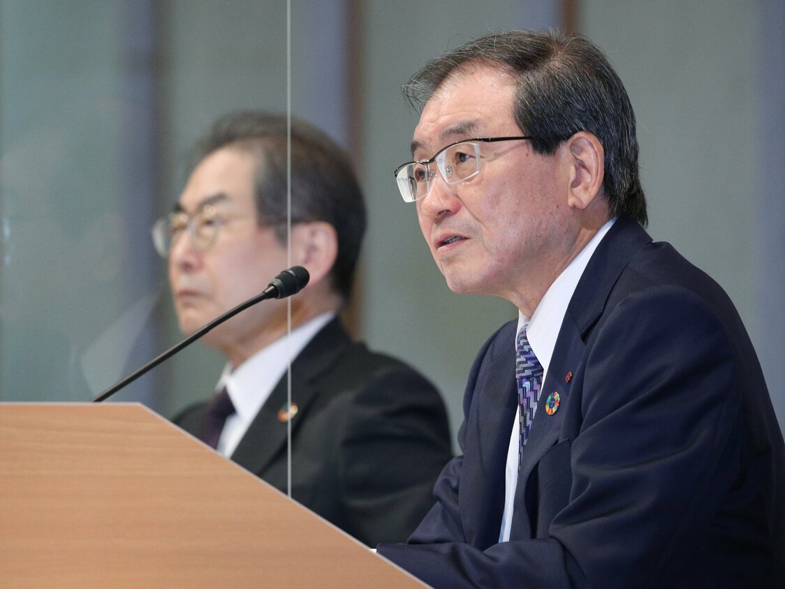 经团联下任会长十仓雅和（前）召开记者会。旁边是秘书长久保田政一（2021年5月10日，时事社）