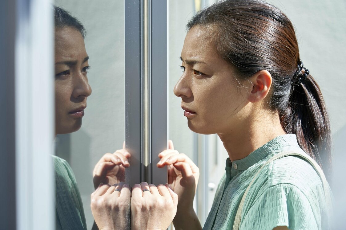 夫を交通事故で亡くしたシングルマザー、良子を尾野真千子が演じる　©2021『茜色に焼かれる』フィルムパートナーズ