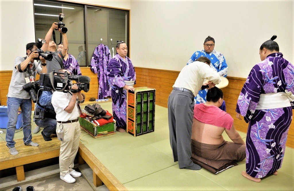 2015年夏場所12日目、豪栄道に敗れて支度部屋で報道陣に背を向ける横綱・白鵬。「取材拒否」の意思表示だ　共同