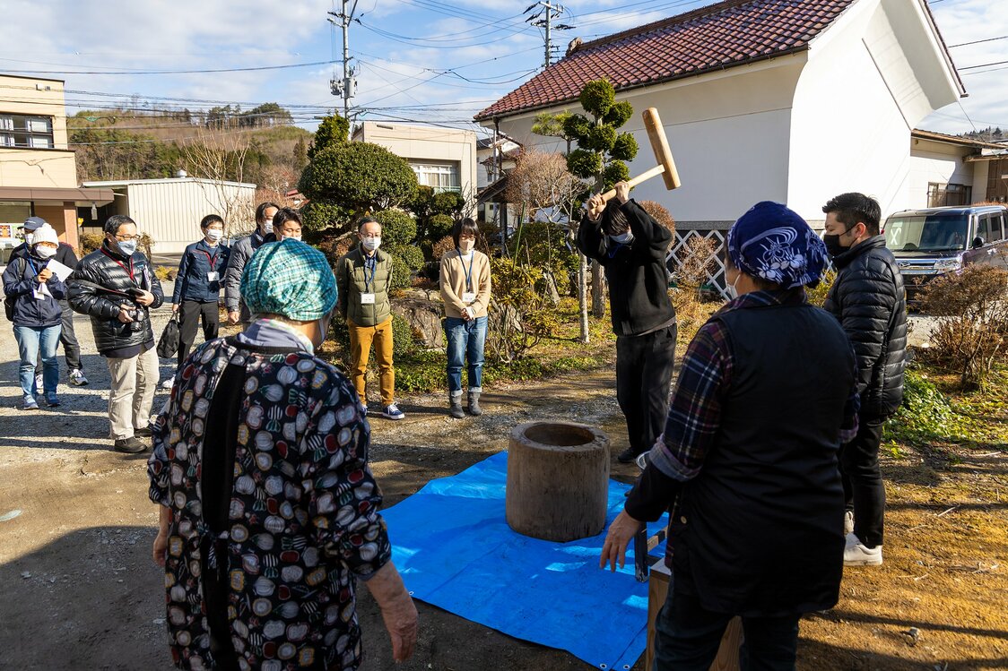 移住モニターツアーで訪れた田村市で、餅つきに挑戦した参加者たち