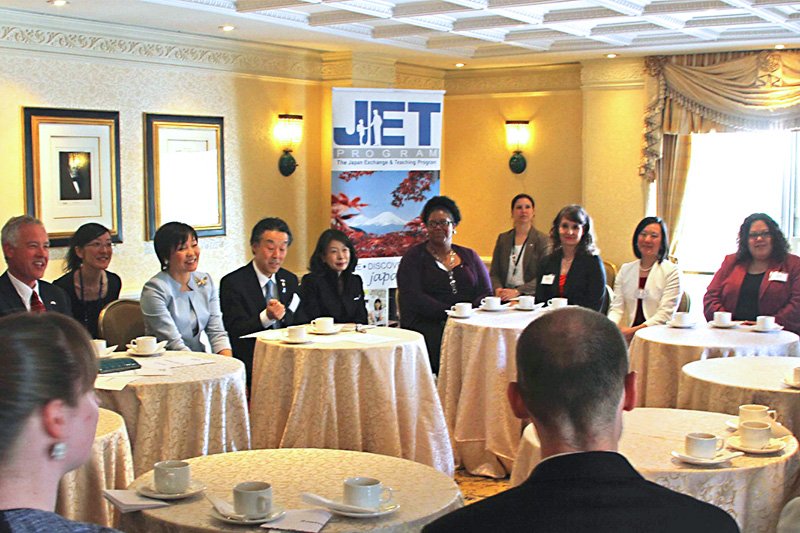 ワシントンDCで元JET参加者らと懇談する昭恵夫人。（写真提供：日本大使館）