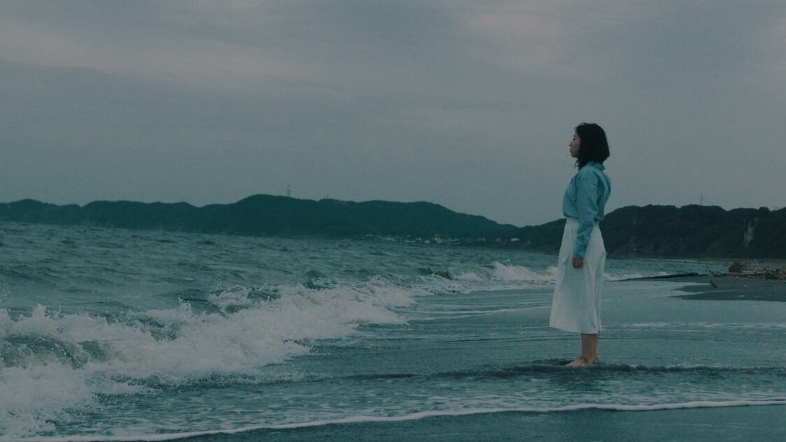 園美の心にいつもよみがえるあの日の海　©Kento Shimizu