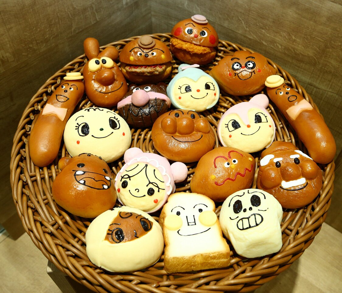 「福岡アンパンマンこどもミュージアムinモール」のパン屋「ジャムおじさんのパン工場」で売られたキャラクターパン＝2014年4月、福岡市博多区（時事）