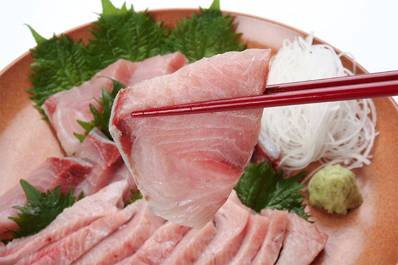 寒ブリの刺し身