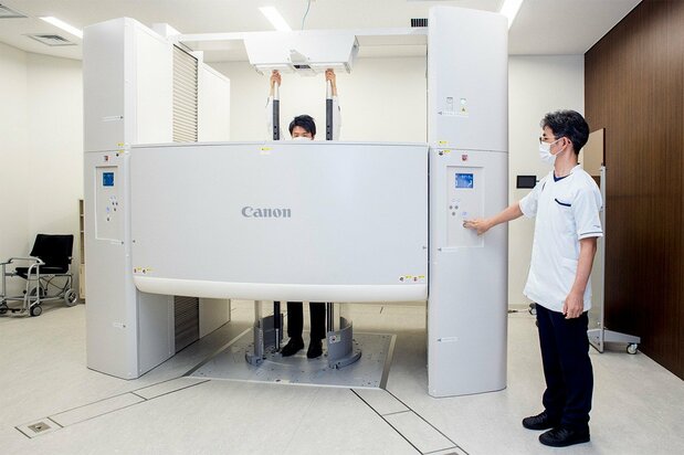 国内導入3台目の立ったままで断層画像を取得できる立位CT。日常の姿勢に近い状態で撮影するので、より的確な診断が期待できる