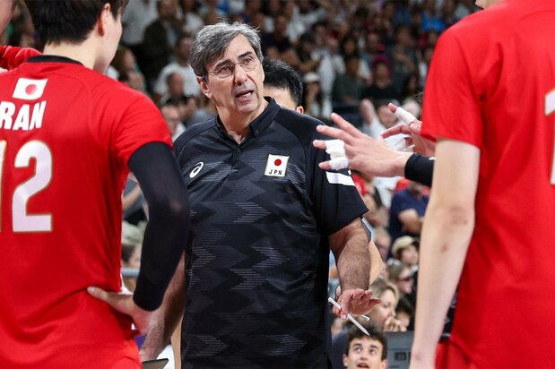 Japanese men’s national team coach Philippe Blain instructs his players during Japan’s quarterfinal match against Italy on August 5, 2024, in Paris, France. The match ended in a heartbreaking full-sets loss for Japan. (© Jiji)