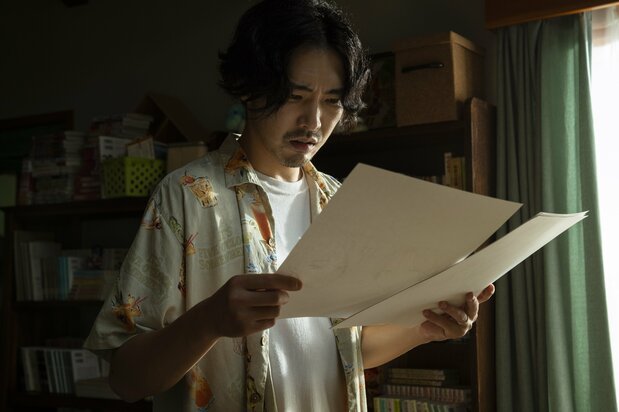 佐和子の描いた漫画を盗み見て「不倫がバレてる?」と青ざめる俊夫 ©2021「先生、私の隣に座っていただけませんか?」製作委員会
