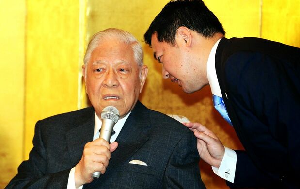 李登輝は総統退任後、日台交流のために何度も日本を訪れた。2014年9月に5年ぶりに訪日した際には、初めて北海道にも足を踏み入れた。写真は大阪での記者会見にて(早川友久氏提供)