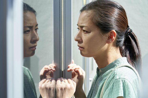 夫を交通事故で亡くしたシングルマザー、良子を尾野真千子が演じる ©2021『茜色に焼かれる』フィルムパートナーズ