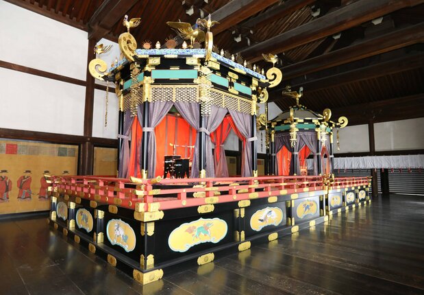 2018年4月に京都御所で公開された「高御座」(左)と「御帳台」(時事)