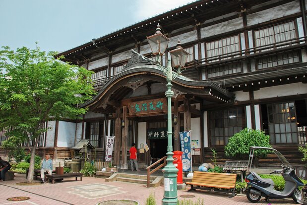竹瓦温泉建于1938年，堪称象征性的存在