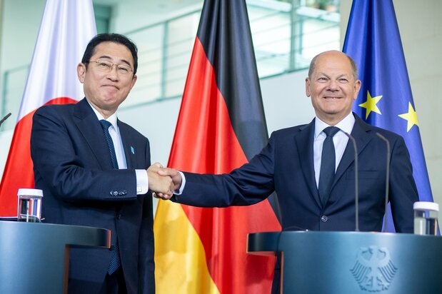 共同記者会見に臨む岸田文雄首相とドイツのオラフ・ショルツ首相、ドイツ・ベルリン(Michael Kappeler/dpa via Reuters Connect)