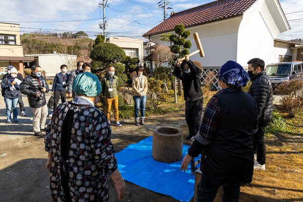 移住モニターツアーで訪れた田村市で、餅つきに挑戦した参加者たち