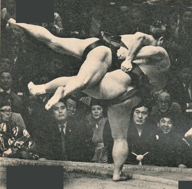 1972年春場所、「猛牛」の異名を取る琴桜(右)が見せた力感あふれる櫓投げ。貴ノ花を桟敷席まで飛ばした。「大相撲ジャーナル」提供
