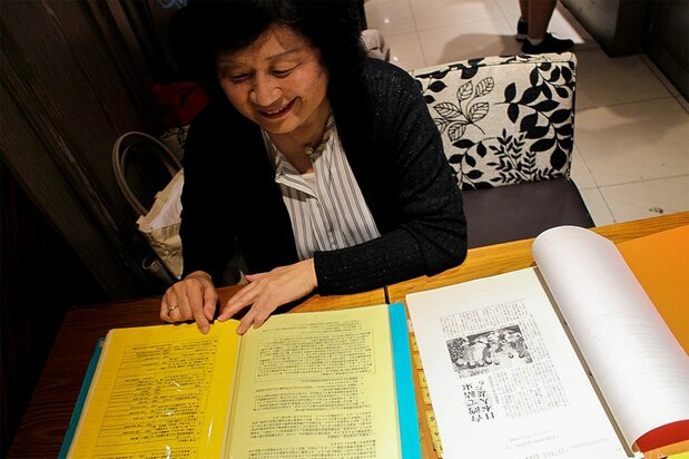 「思考居留問題會」會長大成權真弓女士向筆者介紹在臺外籍配偶經歷的艱難歷史(筆者攝影)
