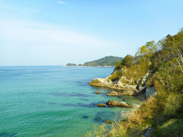 The rugged rocks and clear waters of the Iwate coast. (© Pixta)