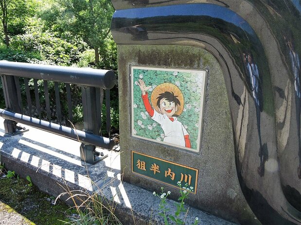 Yaguchi’s beloved Fisherman Sanpei adorns a bridge over the Saruhannai River that flows through the author’s hometown in Akita Prefecture. Photo taken in August 2017 in Masudamachi, Yokote.