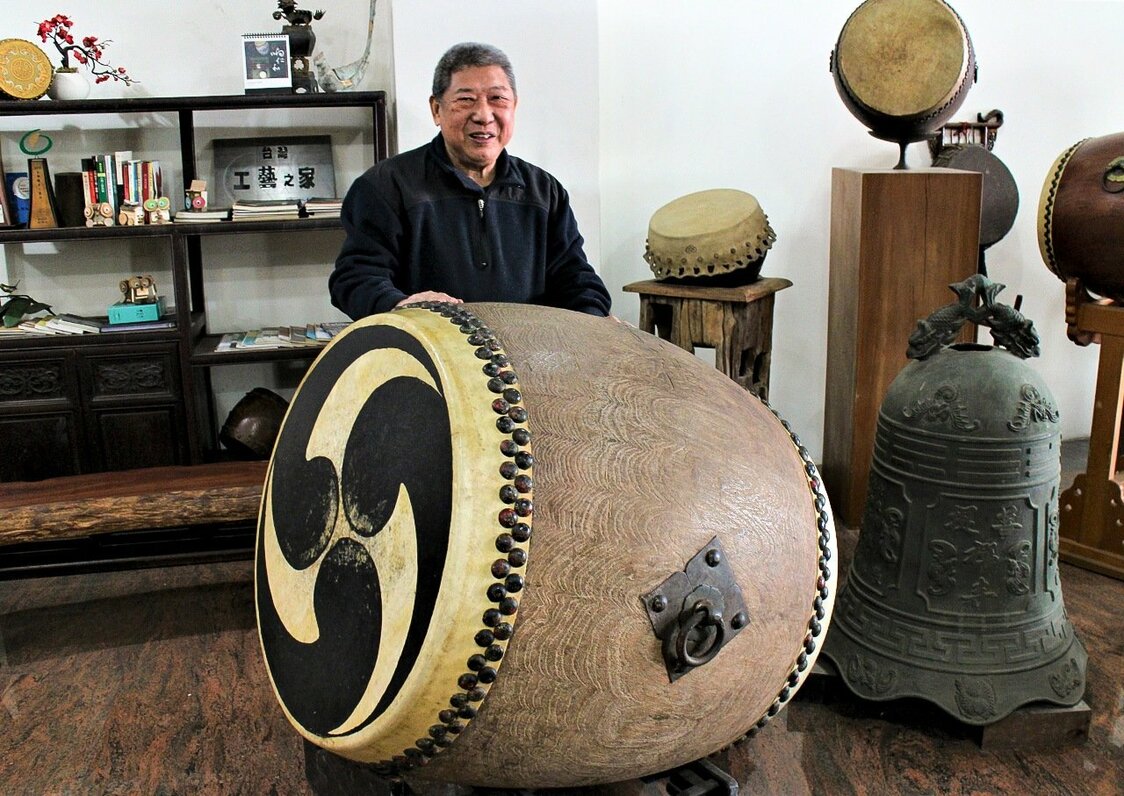 古物商より買い取り、手元にやってきた臺灣神社の太鼓。陣太鼓の模様は、古写真から再現した