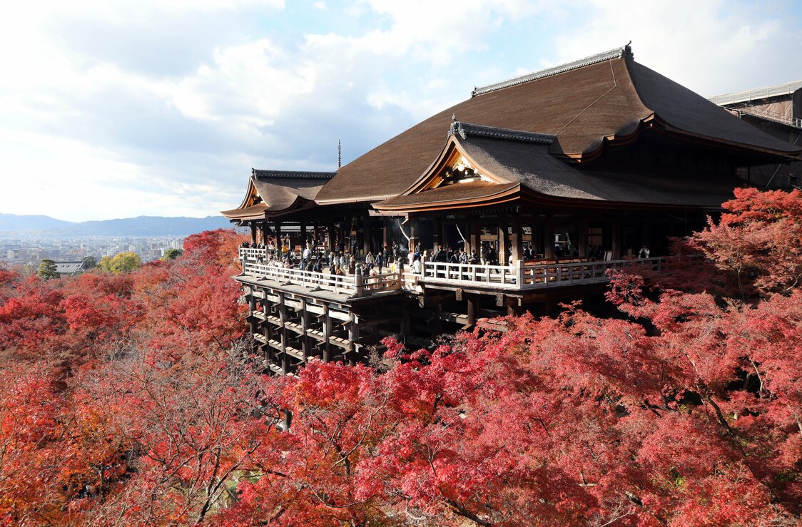 Le temple Kiyomizu-dera de Kyoto, pendant la saison des feuilles automnales (Jiji)