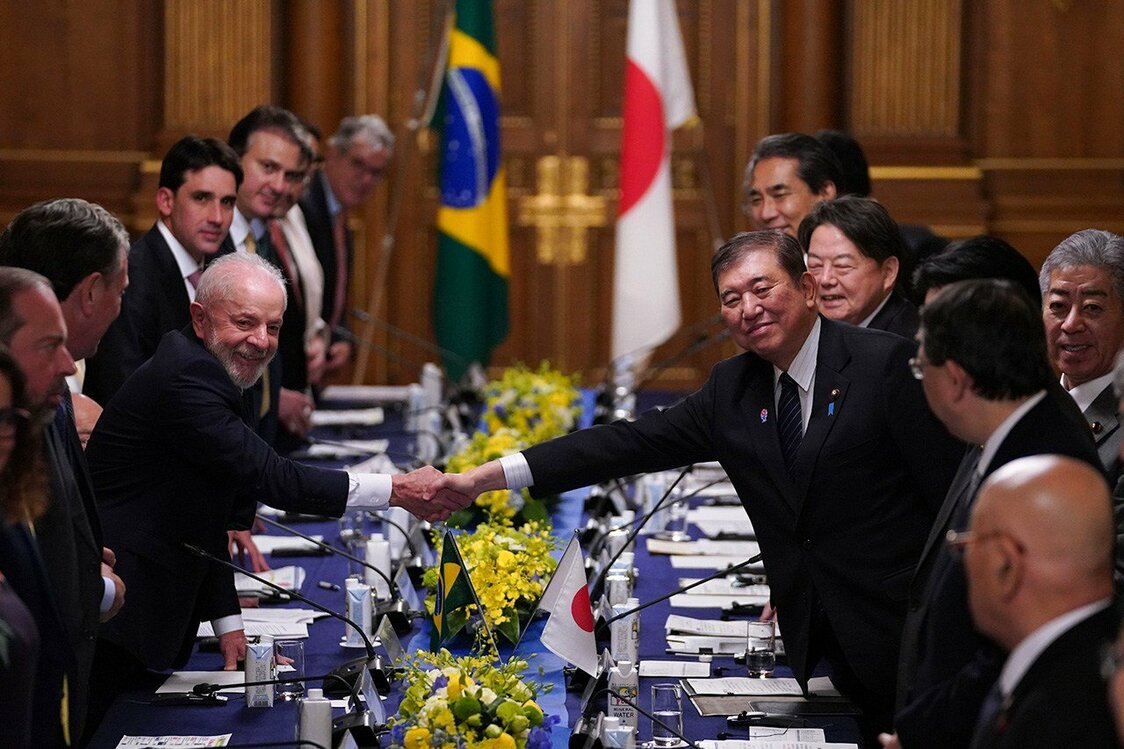 El primer ministro Ishiba (a la derecha) y el presidente Lula estrechan sus manos en la cumbre celebrada en Tokio el 26 de marzo de 2025. (Pool photo; © Zuma Press Wire)