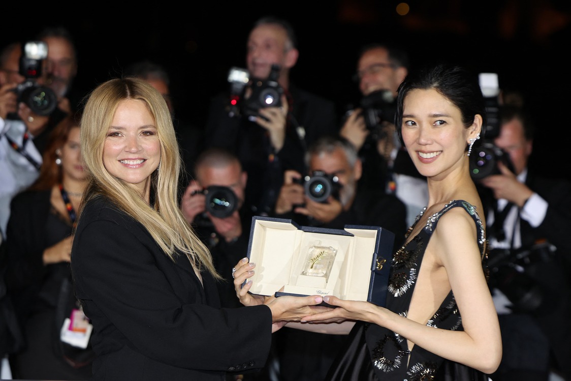 Best Actress winners Virginie Efira (left) and Okamoto Tao in Cannes on May 23, 2026. (© AFP/Jiji)