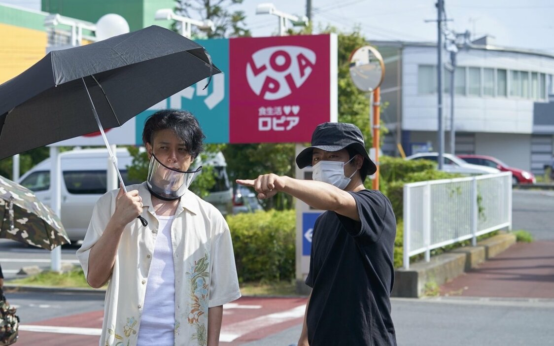 コロナ下で撮影された『茜色に焼かれる』。オダギリジョー（左）は韓国ロケの『アジアの天使』に続いての出演だ　©2021『茜色に焼かれる』フィルムパートナーズ
