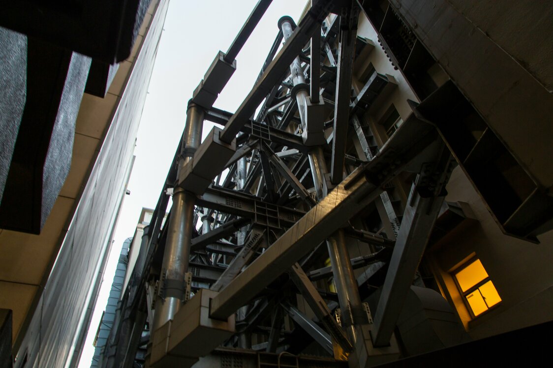 L’armature antisismique à l’arrière pour soutenir l’immeuble