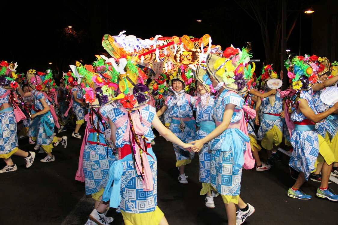 掛け声とともに跳ね歩くハネト　写真提供：青森観光コンベンション協会
