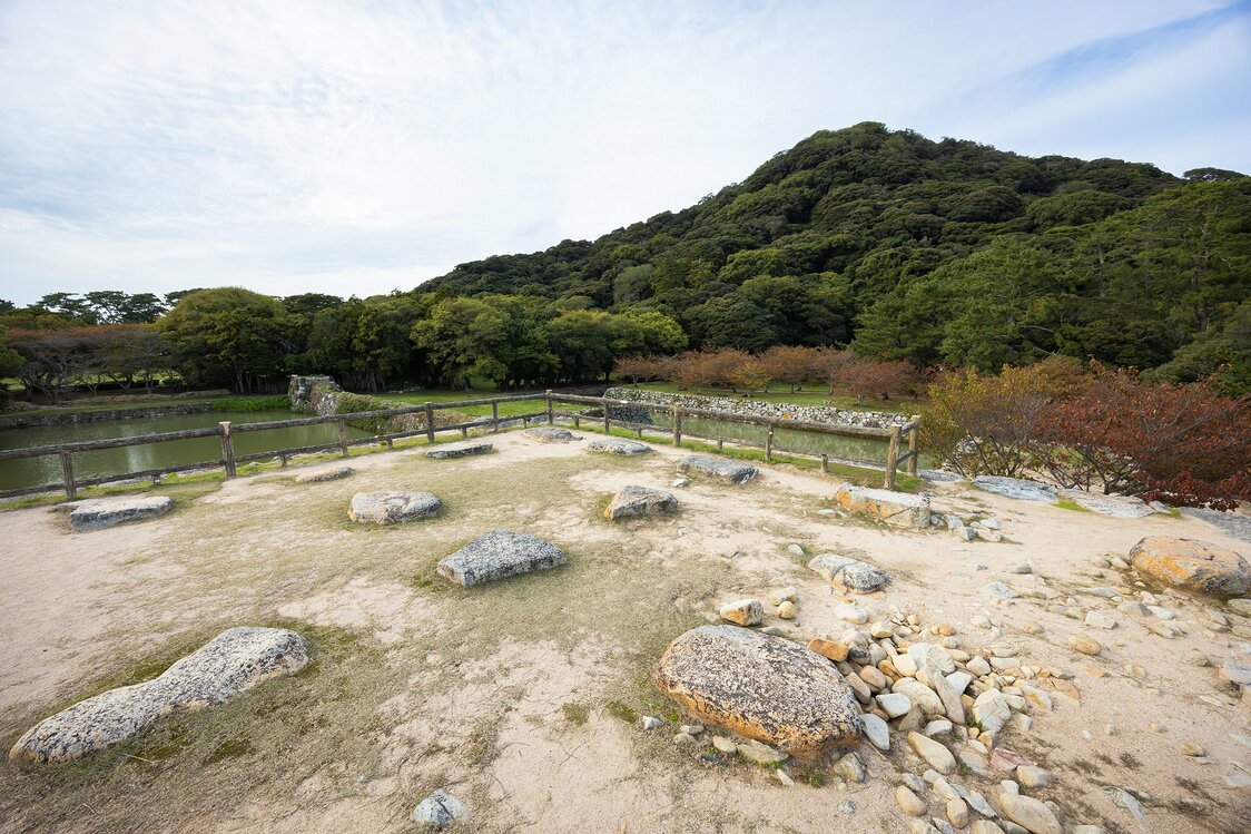 A view of Mount Shizuki and the old castle moat from the remains of the castle tower. (© Nippon.com)