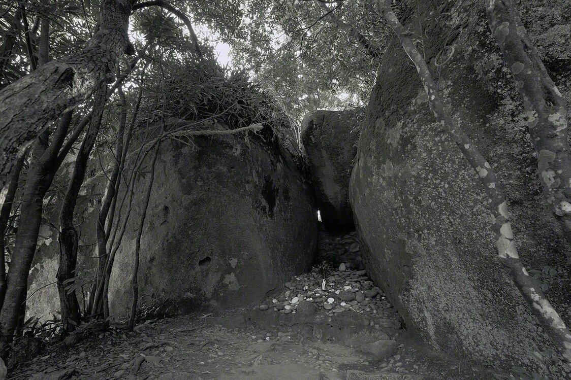 A narrow crevice beneath the boulder, believed to have served as a ritual space before the construction of the shrine. (© Ōsaka Hiroshi)