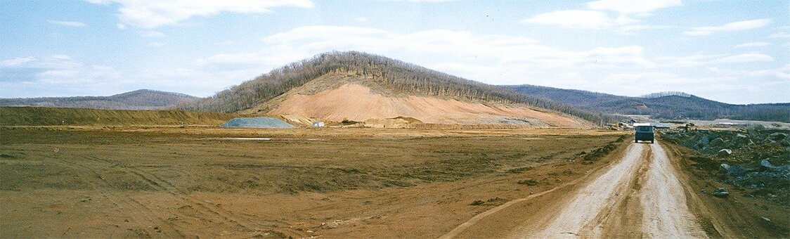工事中の竜頭橋ダム建設予定地（1999年2月、三江平原、撮影：中山氏）